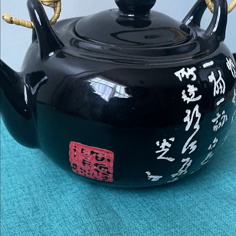 Japanese Kagetsu Elegant Black Teapot with Bamboo Handle - Picture 4 of 7